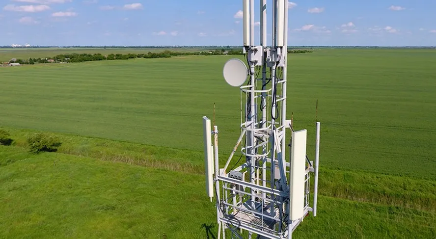 Você já parou para pensar como grandes frotas conseguem monitorar centenas de veículos em tempo real, mesmo em regiões remotas? A resposta está na importância da conectividade M2M. Em um mundo onde eficiência, segurança e controle são palavras de ordem, essa tecnologia se tornou o coração pulsante da telemetria e do rastreamento veicular.
