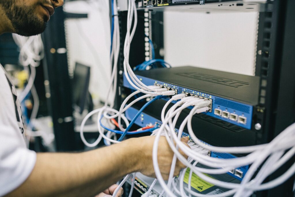 Começar um provedor local exige dedicação, estudo e investimento. Mas com um plano bem estruturado, é possível se tornar uma referência regional e atender tanto residências quanto empresas com soluções de internet dedicada, link dedicado empresarial e fibra óptica de alta qualidade.