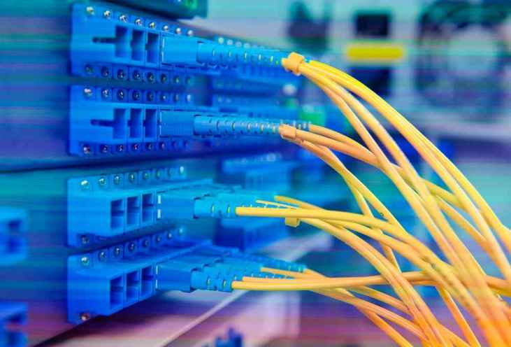 Quando a conexão com a internet se torna um gargalo na produtividade, é sinal de que algo precisa mudar. Empresas que trabalham com grandes volumes de dados, sistemas em nuvem, videoconferências e operações simultâneas sabem: depender de uma internet comum pode custar caro. Nesse cenário, entender link dedicado o que é, como funciona e por que sua empresa precisa dele pode ser o diferencial entre travar ou crescer com segurança, velocidade e estabilidade.