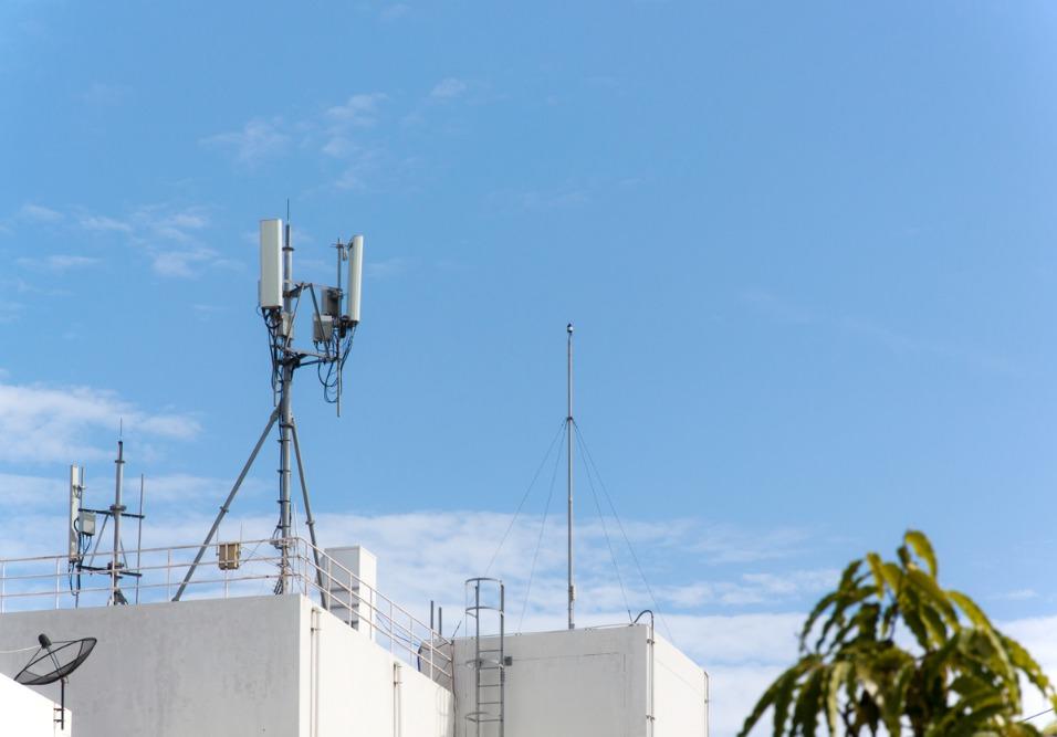 Em um cenário onde a agilidade da informação é a chave para decisões estratégicas, ignorar a importância da tecnologia M2M no rastreamento é o mesmo que dirigir no escuro. Quem atua com logística, transporte ou segurança sabe que monitorar ativos em tempo real já não é um diferencial — é uma necessidade. E é exatamente aqui que entra a resposta para a pergunta que guia este artigo: por que o chip M2M é essencial para operações de rastreamento modernas?