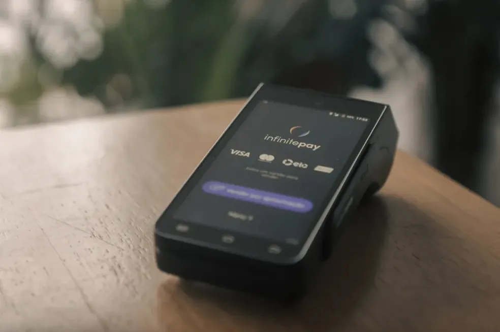 Mas atenção: nem todo chip é ideal para esse tipo de operação. Um chip convencional de celular, por exemplo, pode falhar em momentos críticos. Já o chip M2M, desenvolvido especificamente para o ambiente corporativo, garante conexão estável, prioridade na rede e acesso a múltiplas operadoras — fatores cruciais para quem quer performance ininterrupta.