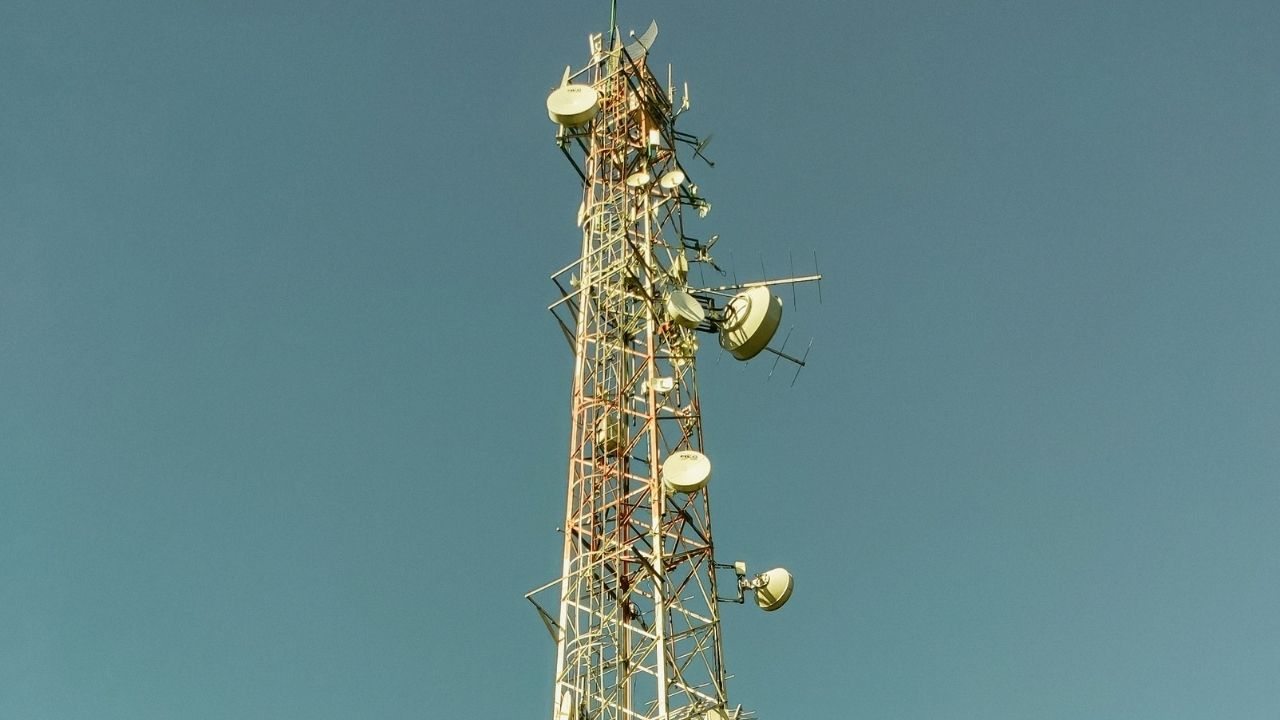 Imagine um cenário onde seus dispositivos IoT nunca perdem conexão, mesmo em áreas remotas. Com o Chip M2M Algar, essa realidade já está ao alcance das empresas que buscam estabilidade, inteligência e cobertura nacional para suas operações.