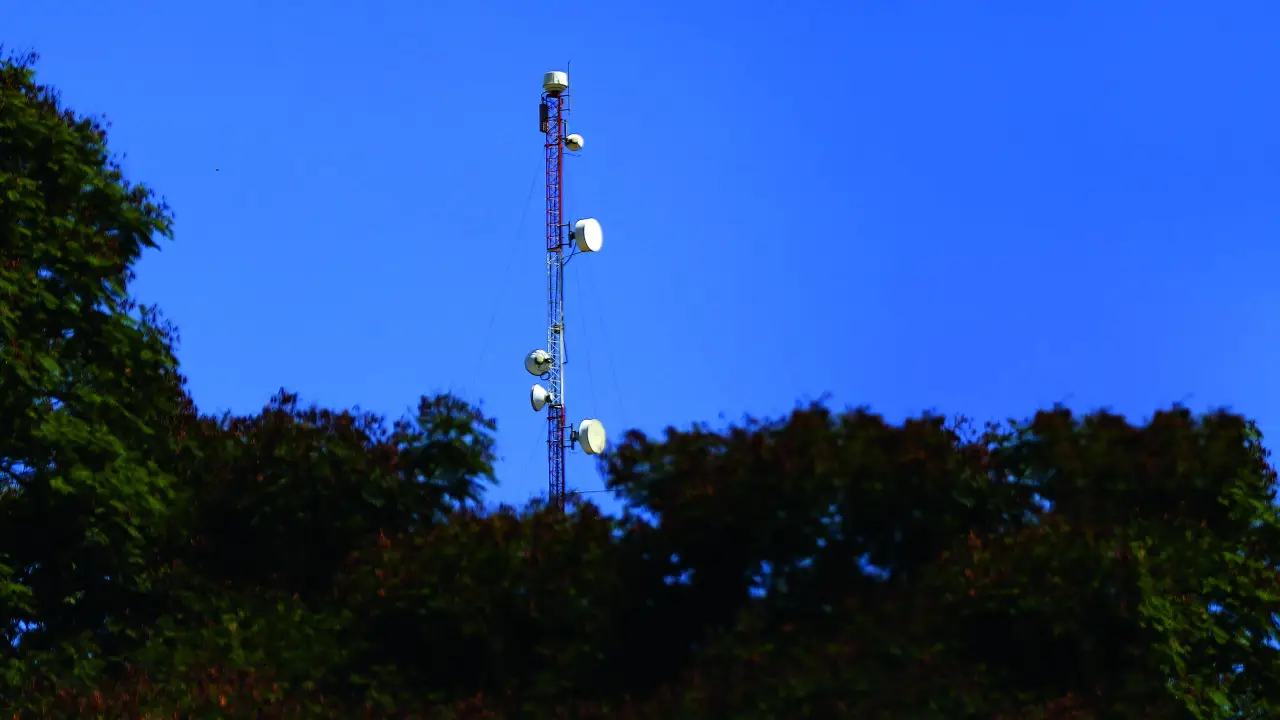 O Chip M2M Algar é uma solução de conectividade desenvolvida para dispositivos IoT e comunicação M2M (Machine-to-Machine), garantindo que máquinas troquem dados sem interrupções.