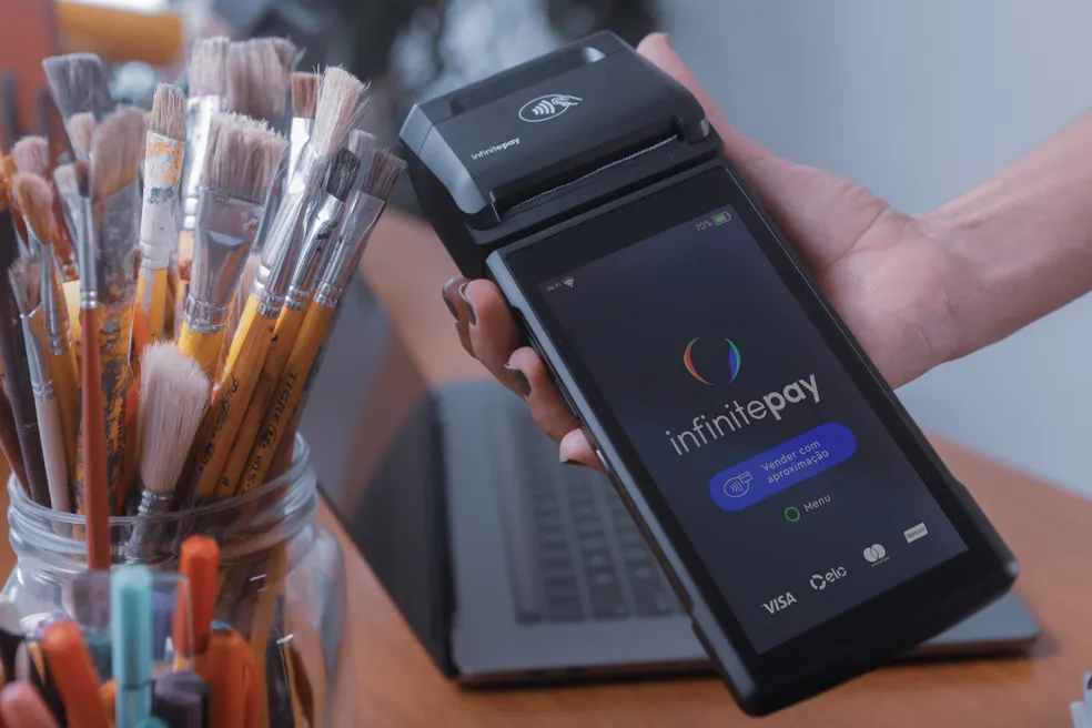 Ao comprar uma maquininha Infinity, você pode se deparar com uma situação bem comum: a máquina vem sem chip. Mas não se preocupe, esse é um procedimento normal adotado pela Infinity. O objetivo dessa prática é reduzir custos e garantir que você não tenha mensalidade para pagar pelo uso da maquininha. Porém, se você pretende usar a máquina fora de áreas com Wi-Fi, vai precisar de um chip adequado. Aqui, explicamos tudo o que você precisa saber sobre o "chip M2M" e como conseguir o seu para usar sua máquina Infinity com liberdade, sem dor de cabeça!