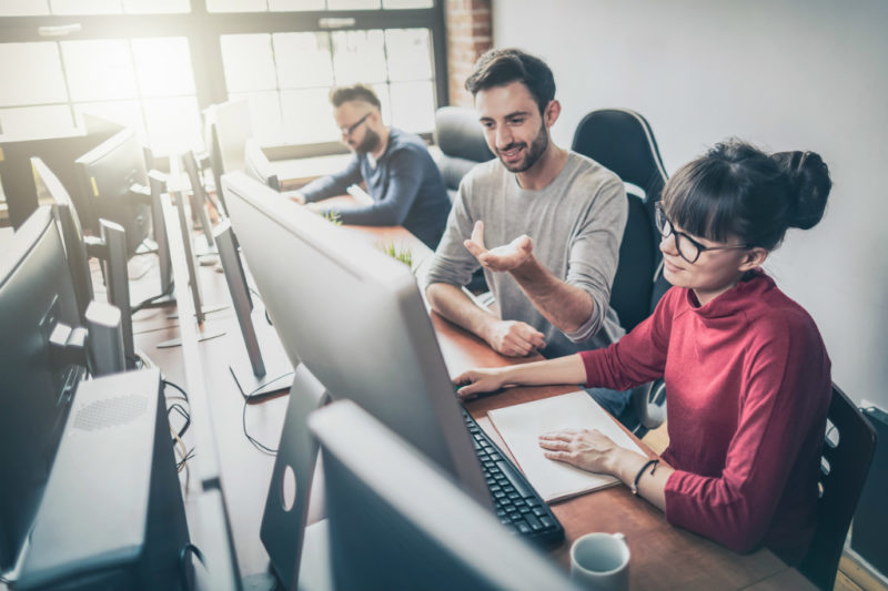 Outra das grandes vantagens de contratar um link dedicado é contar com suporte técnico especializado e prioritário. Enquanto clientes residenciais de banda larga ficam na fila de espera, empresas com link dedicado recebem atendimento direto com técnicos qualificados, com resposta rápida e resolução eficaz.