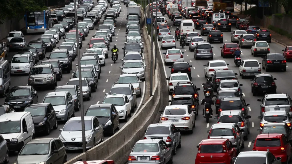 Quando o assunto é segurança veicular e gestão de frotas, a tecnologia se tornou uma aliada indispensável. Em um cenário onde os riscos de roubo e furto aumentam a cada ano, empresas e motoristas buscam soluções que ofereçam monitoramento em tempo real, precisão e confiabilidade. É justamente nesse contexto que o chip M2M para rastreamento veicular se destaca como uma ferramenta poderosa e estratégica, revolucionando a maneira como veículos são acompanhados e protegidos em todo o Brasil.