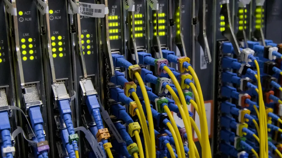 Se você é empresário ou empreendedor, já deve ter se deparado com a necessidade de escolher um link dedicado simétrico ou assimétrico para a sua empresa. Mas afinal, qual é a diferença entre eles e como essa escolha pode impactar o desempenho do seu negócio? A resposta está na forma como a velocidade de upload e download é distribuída – e entender isso pode ser a chave para otimizar sua operação.