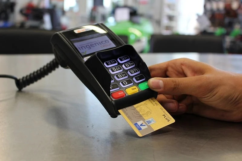 O termo M2M significa “Machine-to-Machine”, ou seja, uma comunicação direta entre dispositivos sem a ação de pessoas. O chip M2M para POS é uma versão especializada do chip tradicional de telefonia, desenvolvido para suportar conexões robustas, seguras e com menor risco de instabilidade.