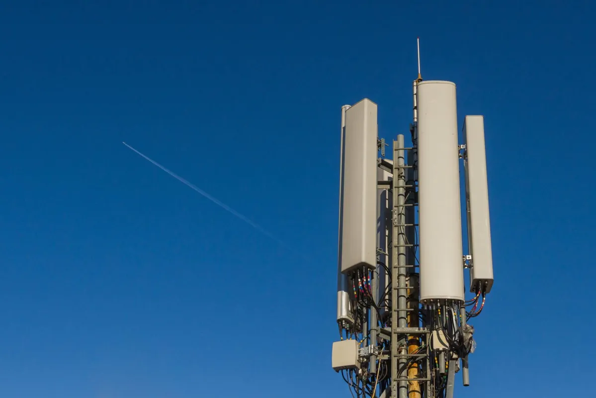Se você está buscando comprar chip M2M multioperadora, já sabe que a conectividade pode fazer ou quebrar o sucesso dos seus projetos de Internet das Coisas (IoT). Imagine um rastreador que para de funcionar no meio de uma entrega crítica ou um sistema de monitoramento que falha justamente quando você mais precisa. Frustrante, não é? Pois é exatamente isso que um chip multioperadora evita – e hoje você vai descobrir onde adquirir o melhor do mercado.