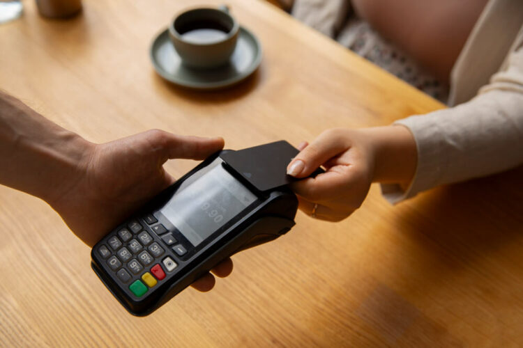 O chip M2M para POS é mais do que uma solução tecnológica: é o alicerce silencioso que garante a operação diária de milhares de máquinas de pagamento espalhadas pelo Brasil. Em um cenário onde cada segundo de instabilidade pode representar uma venda perdida, a conectividade confiável não é luxo — é necessidade. E é exatamente aí que o chip M2M entra como protagonista na transformação digital do varejo e dos serviços.