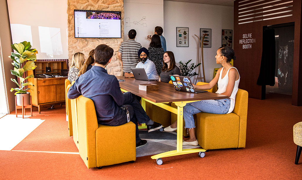 Quando o assunto é link dedicado empresarial, não dá para brincar. A qualidade da conexão impacta diretamente na produtividade, na segurança da informação e até na experiência do cliente final. Seja para videoconferências, sistemas de gestão na nuvem ou transações financeiras em tempo real, contar com uma internet de alta performance e estabilidade é um diferencial competitivo que nenhuma empresa pode ignorar.