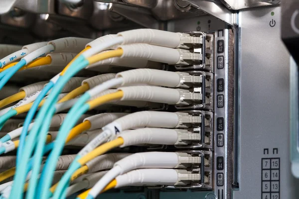 A conexão LAN to LAN (Local Area Network to Local Area Network) é um tipo de comunicação direta entre duas ou mais redes locais, utilizando um link dedicado. Em outras palavras, ela conecta, de forma privada e exclusiva, diferentes unidades de uma mesma empresa — ou empresas parceiras — sem expor os dados à internet pública.