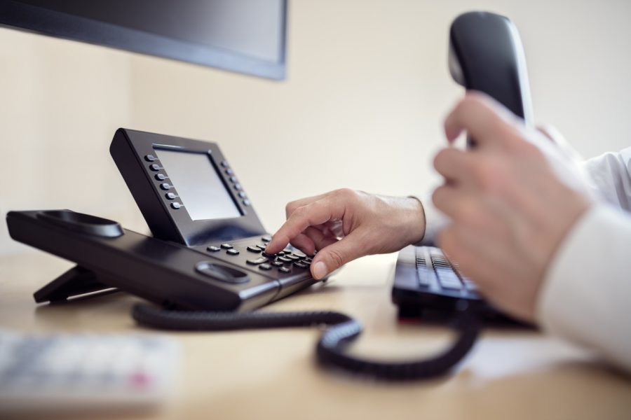 Esse é o queridinho do momento! O PABX IP funciona totalmente via internet, permitindo integrar chamadas a sistemas VoIP, CRMs e até mesmo softphones (aplicativos de chamadas via computador ou celular). Ele elimina boa parte dos custos com infraestrutura física e facilita o trabalho remoto ou híbrido.