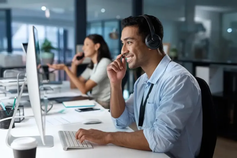 É importante lembrar que tanto o número 0800 quanto o 0300 podem ser integrados a plataformas de atendimento digital, gravação de chamadas, URA inteligente e CRM. Essa integração amplia a produtividade das equipes, melhora o monitoramento das ligações e contribui para decisões mais estratégicas.
