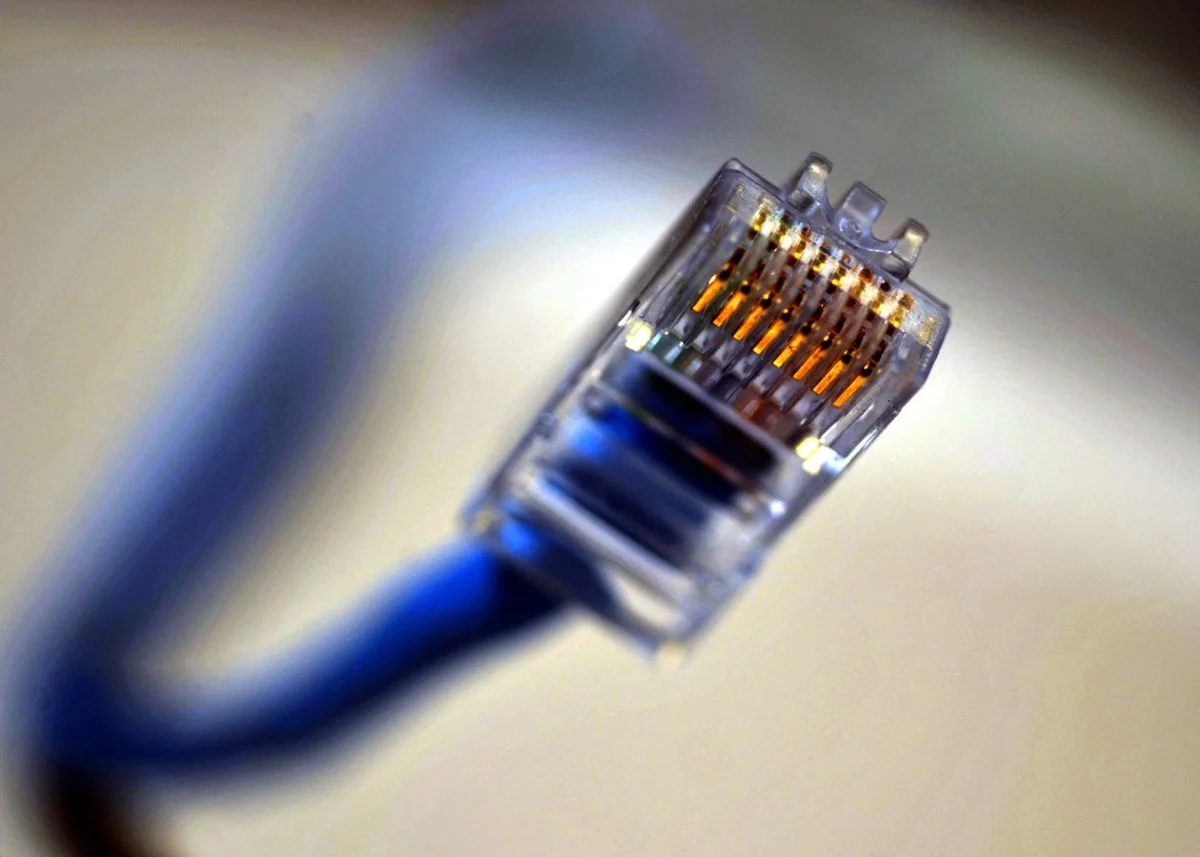 Ao contrário da internet comum, o link dedicado para provedores de internet entrega uma conexão exclusiva entre o ponto de acesso da operadora e o provedor local. Isso significa que você, como empresa de bairro, terá uma rota direta e garantida para transmitir internet aos seus clientes – sem depender de redes compartilhadas, como acontece com links residenciais ou empresariais convencionais.