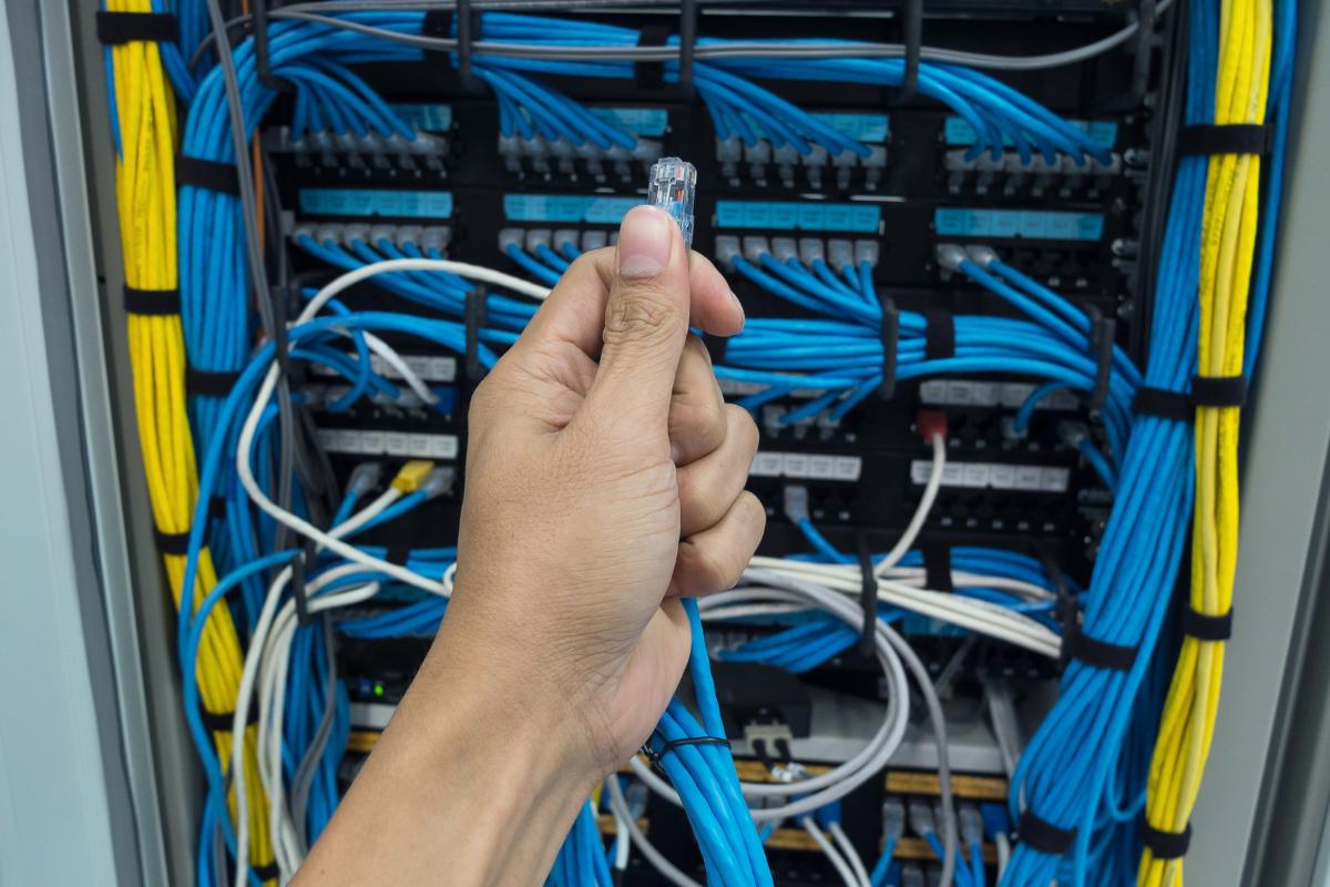 Empresas que lidam com grandes volumes de dados ou precisam manter filiais integradas sabem que depender da internet pública pode não ser a melhor escolha. A conexão LAN to LAN o que é exatamente? Trata-se de uma solução dedicada, segura e estável que permite a comunicação direta entre redes locais, sem passar por servidores externos ou oscilações da web comum.