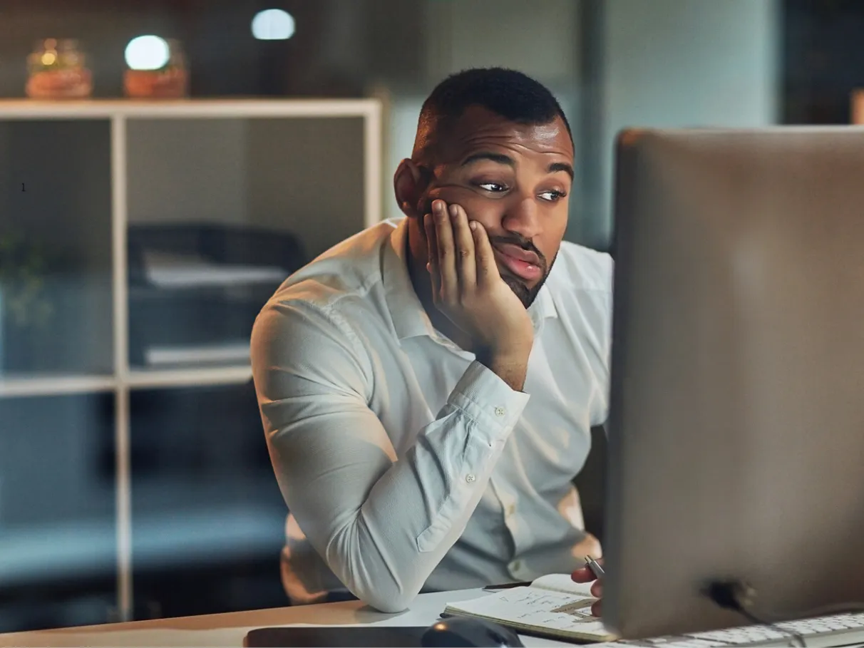 Cada empresa é única, e suas necessidades de conexão também. É por isso que o link dedicado oferece uma flexibilidade incomparável. Você pode contratar planos sob medida, com velocidades que variam de 30MB a mais de 300MB, adequados ao tamanho e à demanda do seu negócio. A infraestrutura pode ser dedicada via fibra óptica, que garante altíssima velocidade e baixa latência, ou rádio ponto a ponto, ideal para locais de difícil acesso à fibra. Na IOT Conect, nossa prioridade é entender sua demanda e oferecer a solução perfeita, garantindo que você nunca mais sofra com a internet instável na empresa.
