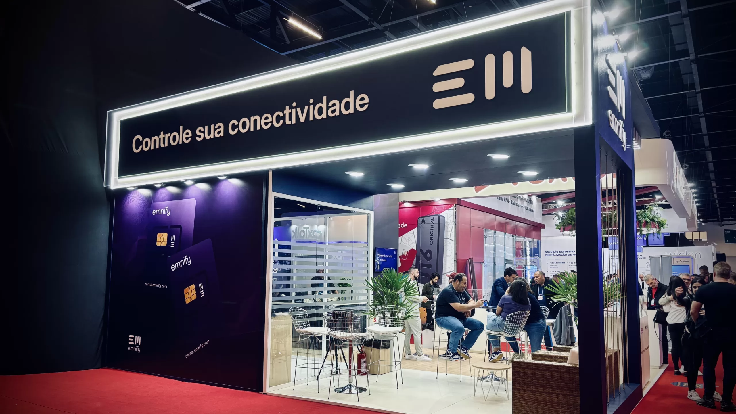 Você já se viu em uma situação em que seus dispositivos IoT ou M2M perdem a conexão em um momento crucial? A imprevisibilidade da cobertura de rede pode ser um pesadelo para qualquer negócio que dependa de conectividade constante. Mas e se houvesse uma solução que oferecesse a flexibilidade de um passaporte digital para seus equipamentos, garantindo que eles estejam sempre online, onde quer que estejam no mundo? É exatamente isso que o Chip Multioperadora Emnify promete: uma liberdade de conexão sem precedentes, estabilidade inabalável e controle total na palma da sua mão.