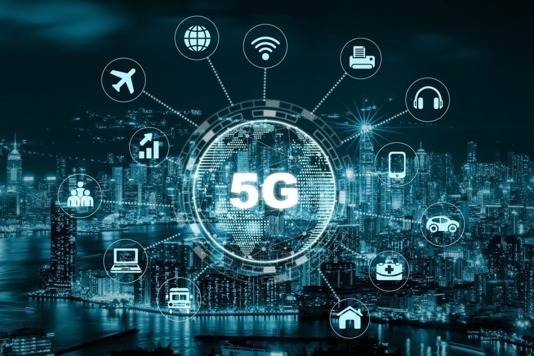 conectividade-5g-como-a-nova-geracao-de-redes-2 A IoT já é um pilar para empresas que buscam inovação, mas com o 5G, o potencial se multiplica. Imagine uma indústria onde todos os robôs, sensores e sistemas de gestão trocam informações sem qualquer atraso, ajustando a produção em tempo real conforme a demanda.