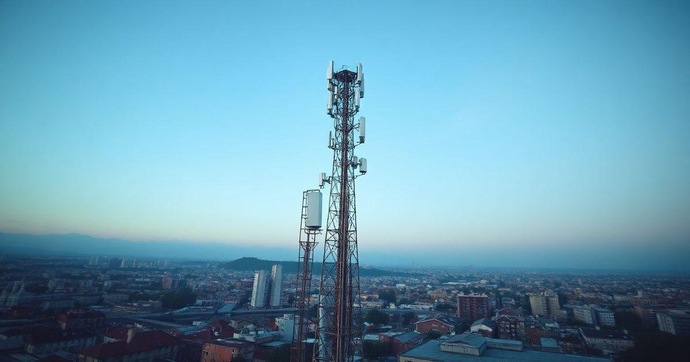 tecnologia-m2m-comunicacao-maquina-a-maquina-2 A tecnologia M2M se refere à troca de informações entre máquinas sem a necessidade de intervenção humana. Por meio de sensores, dispositivos e sistemas conectados a redes como 4G, 5G, NB-IoT, Wi-Fi ou até satélite, é possível transmitir dados em tempo real para outros dispositivos ou para plataformas de processamento.