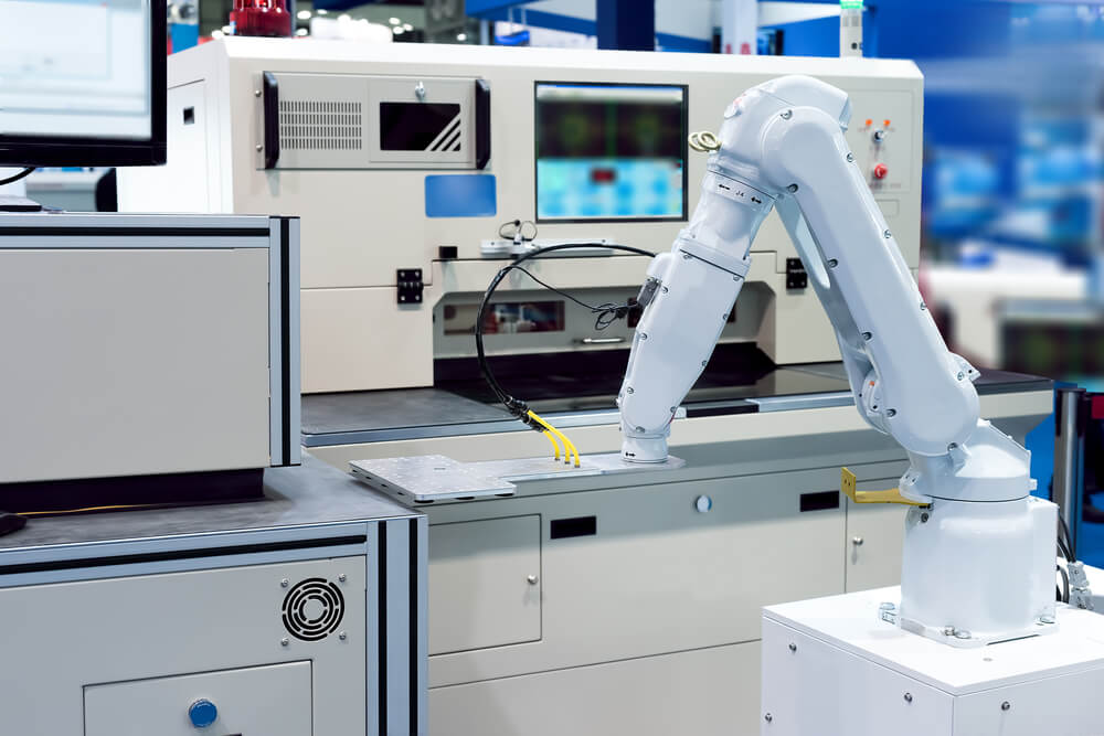 Automação e Otimização de Processos: Esqueça a intervenção manual para tarefas repetitivas. A automação M2M permite que processos como o controle de estoque, o acionamento de máquinas na produção ou o ajuste de parâmetros ambientais ocorram de forma autônoma, 24 horas por dia.