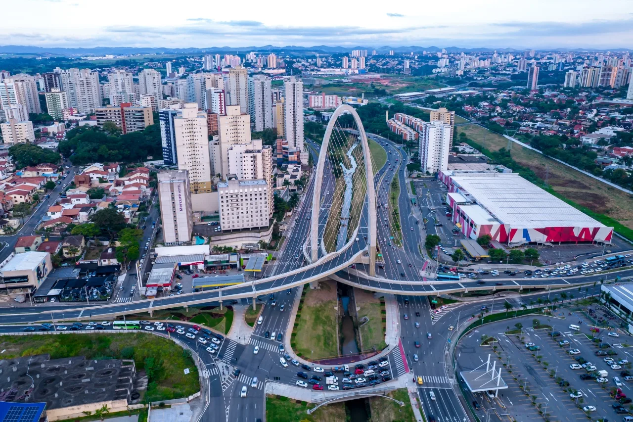 iot-na-seguranca-urbana-tecnologia-4 IoT na Segurança Urbana é o uso estratégico de dispositivos conectados – como sensores, câmeras, alarmes, rastreadores e sistemas de controle de acesso – para monitorar, identificar riscos e responder a situações de emergência com rapidez. Esses dispositivos se comunicam entre si e com plataformas de gestão por meio de redes móveis (como 4G, 5G, NB-IoT) e protocolos dedicados (como LoRaWAN), formando uma rede inteligente que coleta, analisa e transmite dados em tempo real.
