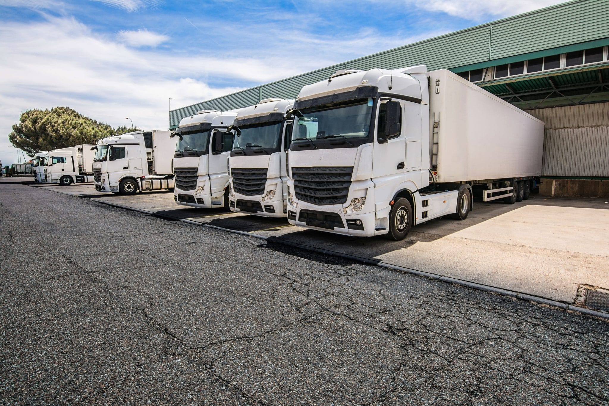 O comportamento do motorista é um fator crítico para a segurança e a eficiência da frota. A tecnologia M2M permite monitorar e avaliar o estilo de condução de cada colaborador. É possível identificar casos de excesso de velocidade, uso do celular ao volante ou desvios de rota. Essa visibilidade não só permite a implementação de programas de treinamento para melhorar a performance da equipe, como também contribui diretamente para a segurança no trânsito, reduzindo custos com multas, acidentes e gastos com seguro.