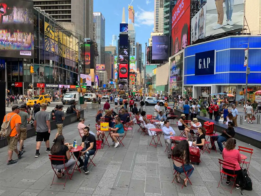 iot-na-seguranca-urbana-tecnologia-3 A verdadeira eficiência da IoT na segurança urbana está na centralização e integração das informações. Todas as imagens, alertas, localizações e dados captados pelos dispositivos conectados são enviados para centrais de comando e controle que, com o suporte de inteligência analítica, conseguem gerar alertas, prever incidentes e tomar decisões com base em dados confiáveis.