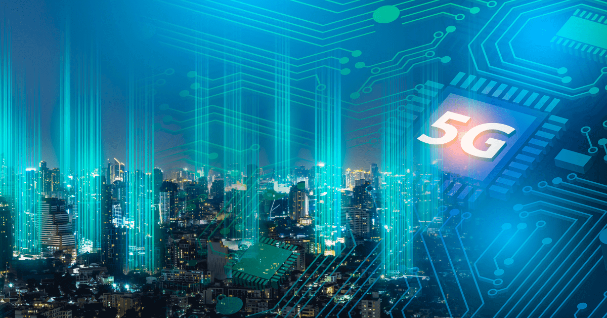conectividade-5g-como-a-nova-geracao-de-redes-3 A conectividade 5G está deixando de ser apenas uma promessa tecnológica e se tornando realidade no ambiente corporativo, transformando a forma como empresas operam, inovam e se conectam com clientes e parceiros. Com velocidades muito superiores, latência mínima e capacidade de suportar milhões de dispositivos simultaneamente, o 5G não é apenas uma evolução do 4G, mas um divisor de águas para setores como a Indústria 4.0, logística, cidades inteligentes e qualquer área que dependa de soluções de Internet das Coisas (IoT).