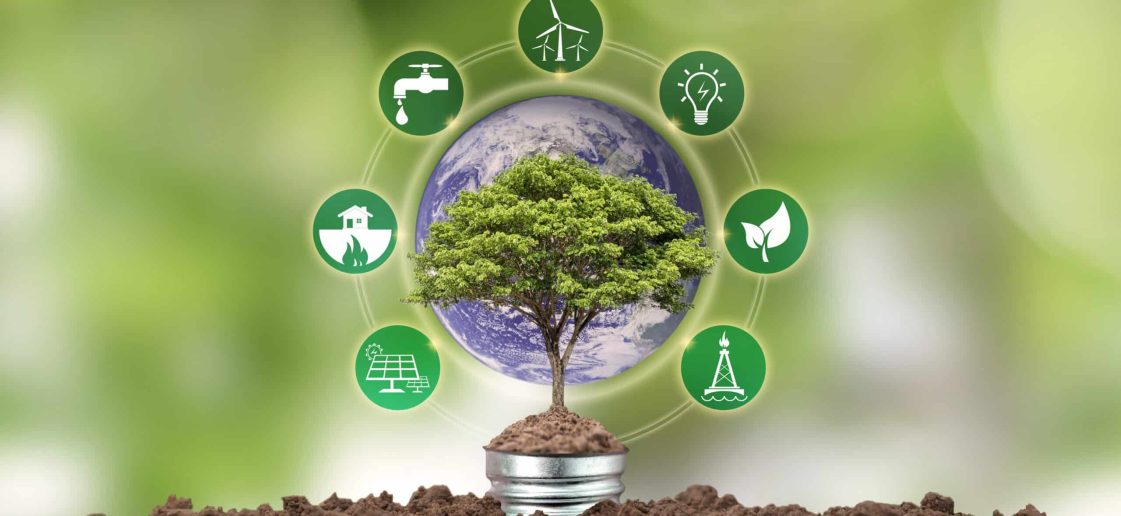 O monitoramento de ecossistemas e a gestão de resíduos são áreas onde a IoT e a sustentabilidade se encontram de forma decisiva. Estações de monitoramento equipadas com sensores podem coletar dados sobre a qualidade do ar e da água em rios, lagos e até mesmo em áreas urbanas, fornecendo informações valiosas para as autoridades tomarem medidas preventivas. Na gestão de resíduos, as lixeiras inteligentes são um exemplo prático. Elas são equipadas com sensores de peso e volume que avisam quando estão cheias, otimizando as rotas de coleta e garantindo que os caminhões só saiam quando realmente necessário. Isso reduz custos operacionais, o tráfego nas cidades e, principalmente, o envio de lixo para aterros sanitários.