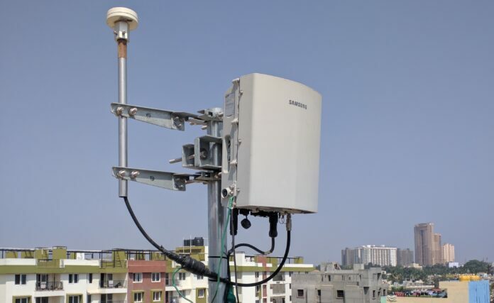 Olá, aqui é o Eduardo, especialista em IoT, e hoje vou explicar de forma clara e prática o que é roaming internacional e como essa tecnologia funciona, especialmente quando falamos em IoT e M2M (Machine to Machine). Se você já se perguntou como dispositivos conseguem se manter conectados em qualquer parte do mundo, este artigo vai tirar todas as suas dúvidas e mostrar por que o roaming internacional é indispensável para empresas que atuam globalmente.