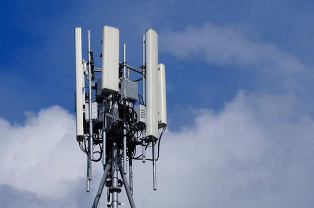 Sim, mas de forma gradual. Grandes operadoras como Claro, Vivo e TIM já oferecem soluções baseadas em eSIM para empresas. Além disso, a GSMA (entidade global de telecomunicações) apoia a padronização do eSIM como modelo dominante para conectividade IoT.