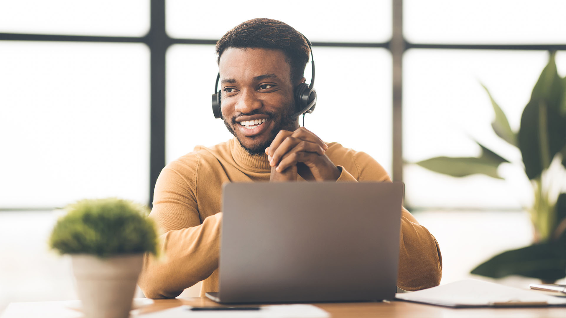 Na prática, ao contratar diretamente com operadoras, a empresa recebe apenas o chip. O pacote é limitado: não há suporte especializado em IoT, o atendimento é centralizado em call centers (com filas de até 15 minutos), e qualquer problema pode paralisar operações críticas.