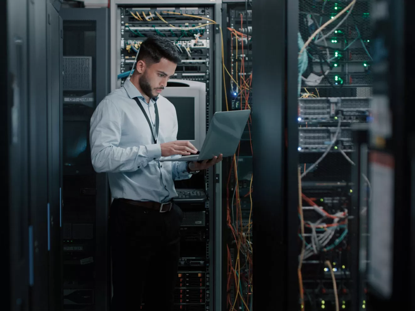 Olá, aqui é o Eduardo, especialista em IoT, e já vou começar respondendo a uma dúvida que recebo quase todos os dias: vale a pena contratar chip M2M diretamente com operadoras? A resposta pode surpreender muitos empresários que estão buscando soluções de conectividade para seus negócios.