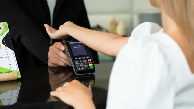 Qual a diferença de preço entre chip M2M e chip tradicional? A verdade que todo empreendedor precisa saber 8 A diferença de preço entre chip M2M e chip tradicional reside no propósito e na infraestrutura. O chip tradicional é feito para comunicação de voz e dados em massa. O M2M, por outro lado, é desenhado para transmissão de pequenos pacotes de dados de máquina para máquina, como alarmes, localização de rastreadores ou leituras de sensores.