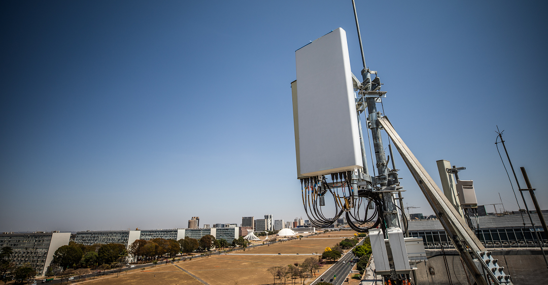 por-que-o-5g-para-os-negocios-2 O primeiro passo é garantir que sua base de conectividade para dispositivos e máquinas esteja pronta. É aqui que empresas especializadas em IoT e M2M, como a IOT Conect, se destacam. Nossas soluções de Chip M2M e Gestão de chip m2m já são preparadas para as redes de nova geração, incluindo o NB-iot e o GSM IOT, garantindo que seus dispositivos, sejam eles mais simples ou complexos, tenham a melhor conectividade disponível no mercado.