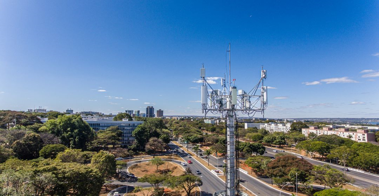 por-que-o-5g-para-os-negocios-3 A tecnologia 5G oferece um conjunto de vantagens que resolvem problemas antigos das empresas e abrem portas para inovações disruptivas. É fundamental que todo gestor entenda como esses três pilares do 5G — velocidade, latência e densidade — se traduzem em resultados tangíveis.