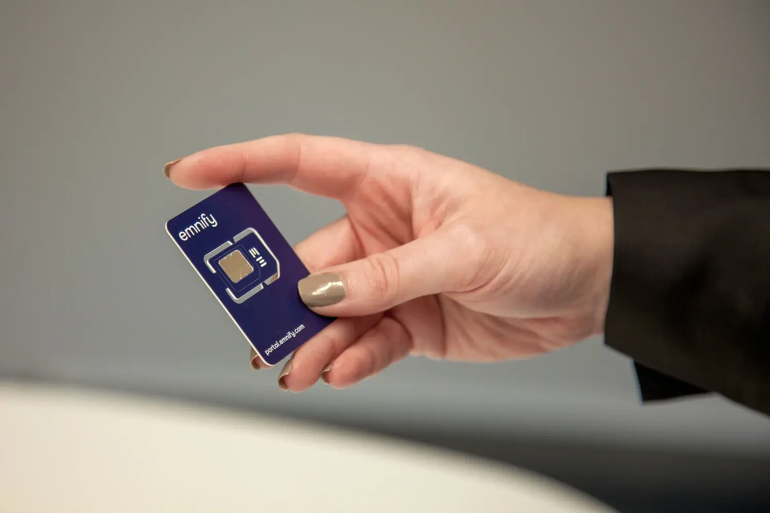 multioperadora-da-emnify-vale-a-pena-4 Olá! Meu nome é Eduardo e sou especialista aqui na IOT Conect, a melhor empresa de conectividade IOT e M2M do Brasil. Eu sei que quando o assunto é manter seus dispositivos sempre online, a dúvida sobre qual tecnologia ou operadora escolher pode tirar o sono de qualquer empreendedor. Você já se perguntou se o famoso chip multioperadora da Emnify vale a pena de verdade para o seu negócio?