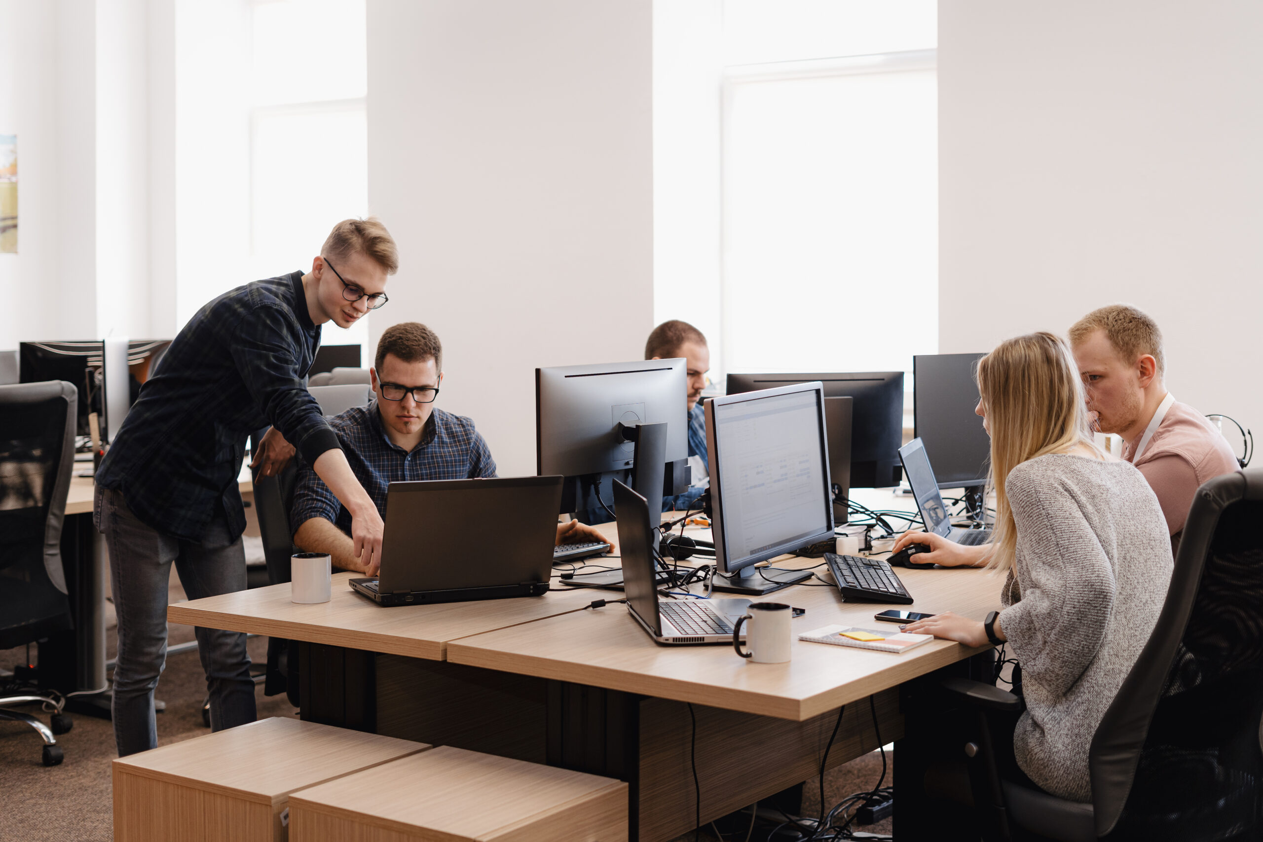 Após a instalação, você acessa o Nextcloud pelo navegador (como faria com o Google Drive) ou pelos aplicativos dedicados para Windows, macOS, Android e iOS. A partir daí, o administrador cria os usuários, define grupos (ex: 