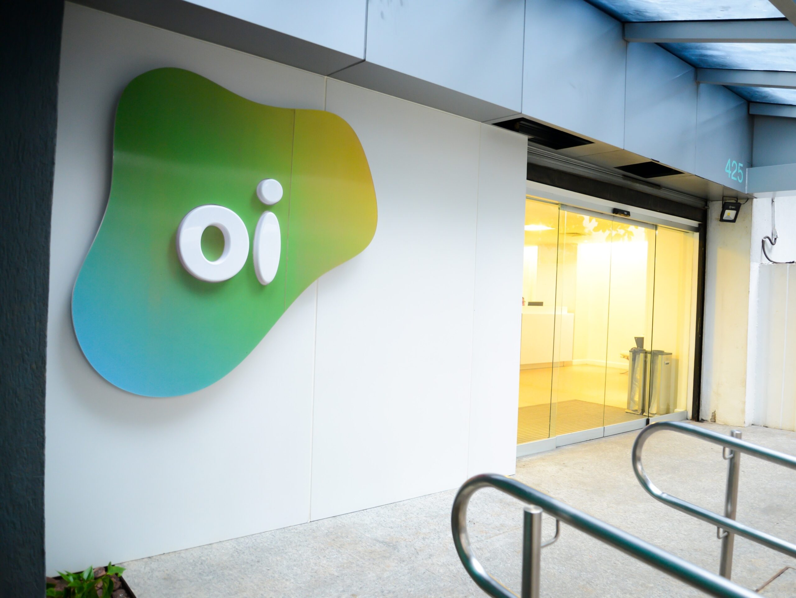 Enquanto o boato de que a OI Faliu no Brasil circulava, o mercado de IOT (Internet das Coisas) e M2M (Machine-to-Machine) explodia. Empresas precisam conectar máquinas de cartão (POS), rastreadores veiculares, sensores do agronegócio e sistemas de segurança.