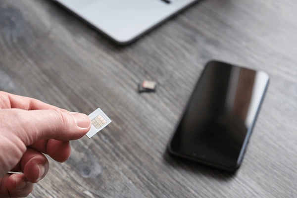 Qual a diferença de preço entre chip M2M e chip tradicional? A verdade que todo empreendedor precisa saber 7 Olá! Eu sou o Eduardo, especialista aqui na IOT Conect, a melhor empresa de conectividade IoT e M2M do Brasil. Se você está pensando em otimizar sua operação de rastreamento veicular, centrais de alarme ou qualquer projeto que exija transmissão de dados segura, provavelmente já se deparou com a dúvida: qual a diferença de preço entre chip M2M e chip tradicional?