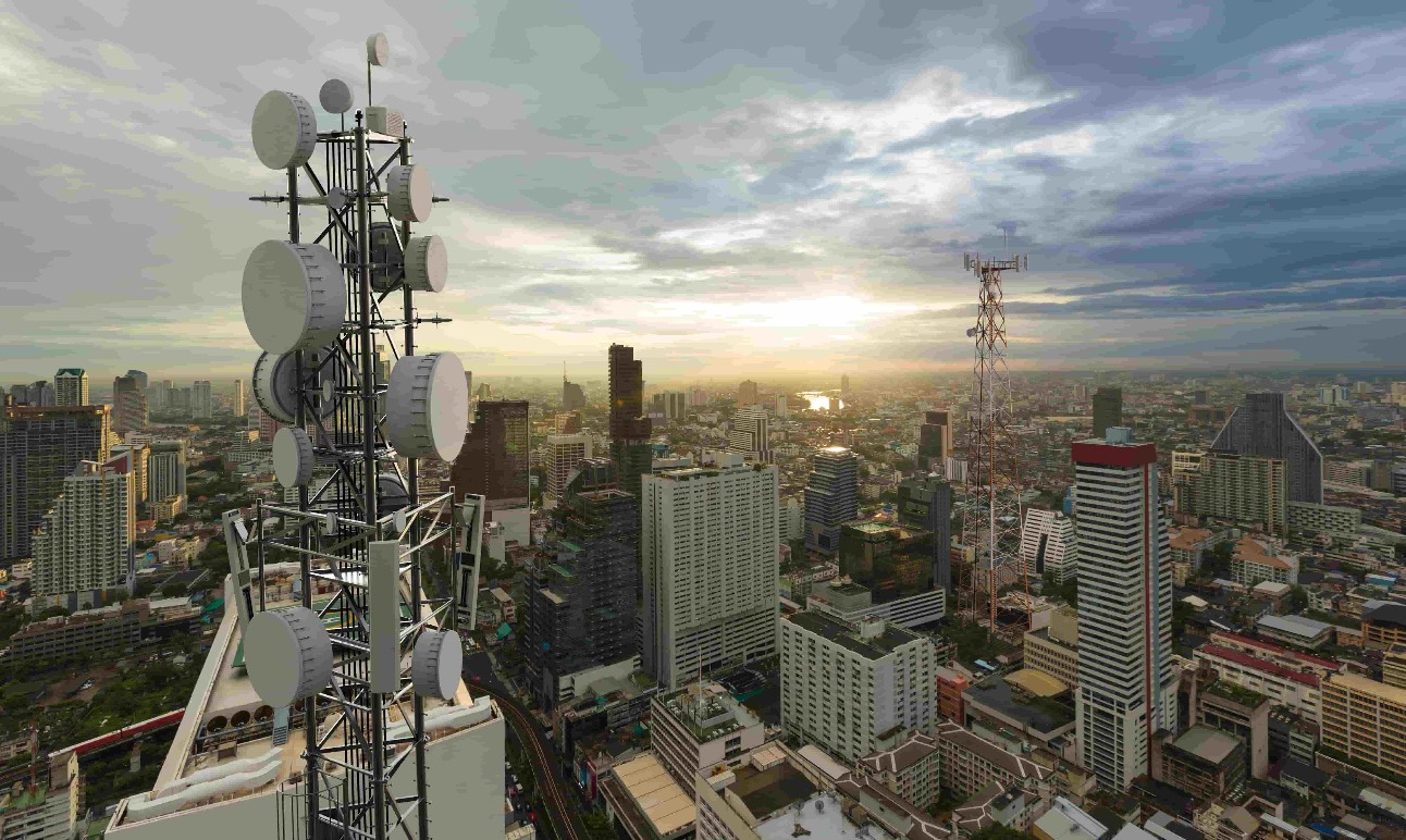 por-que-o-5g-para-os-negocios-4 A conectividade 5G para os negócios não representa apenas um avanço na velocidade da internet móvel; ela é a fundação para a Indústria 4.0 e um salto de produtividade sem precedentes. Com velocidade até 100 vezes maior que o 4G e, crucialmente, uma latência ultrabaixa (próxima de zero), o 5G possibilita o que antes era pura ficção científica.