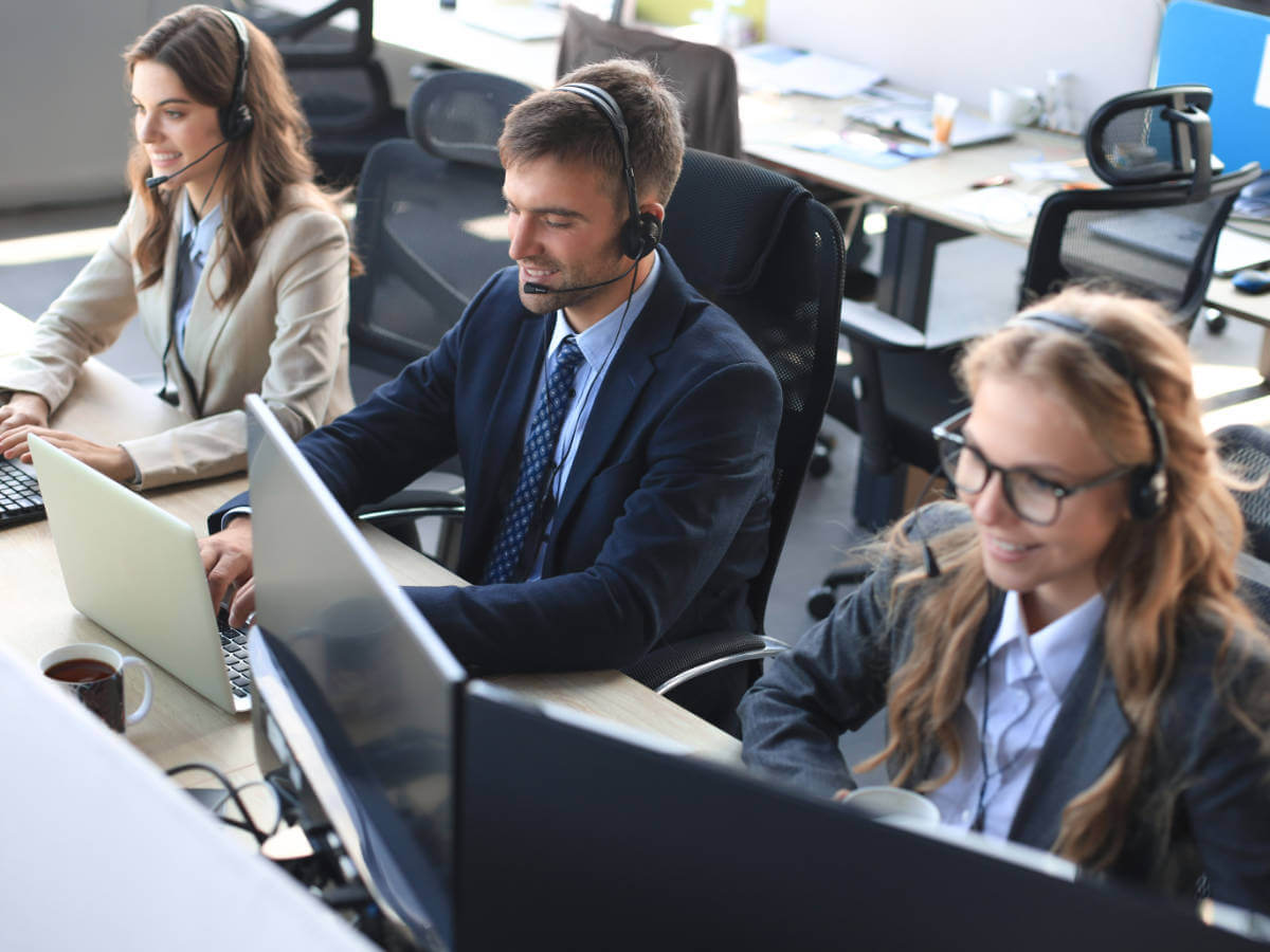 A sigla VoIP significa Voice over Internet Protocol (Voz sobre Protocolo de Internet). Em termos simples, é a tecnologia que transforma o áudio da sua voz em dados digitais e os envia pela internet, permitindo realizar e receber chamadas telefônicas sem depender das linhas tradicionais.