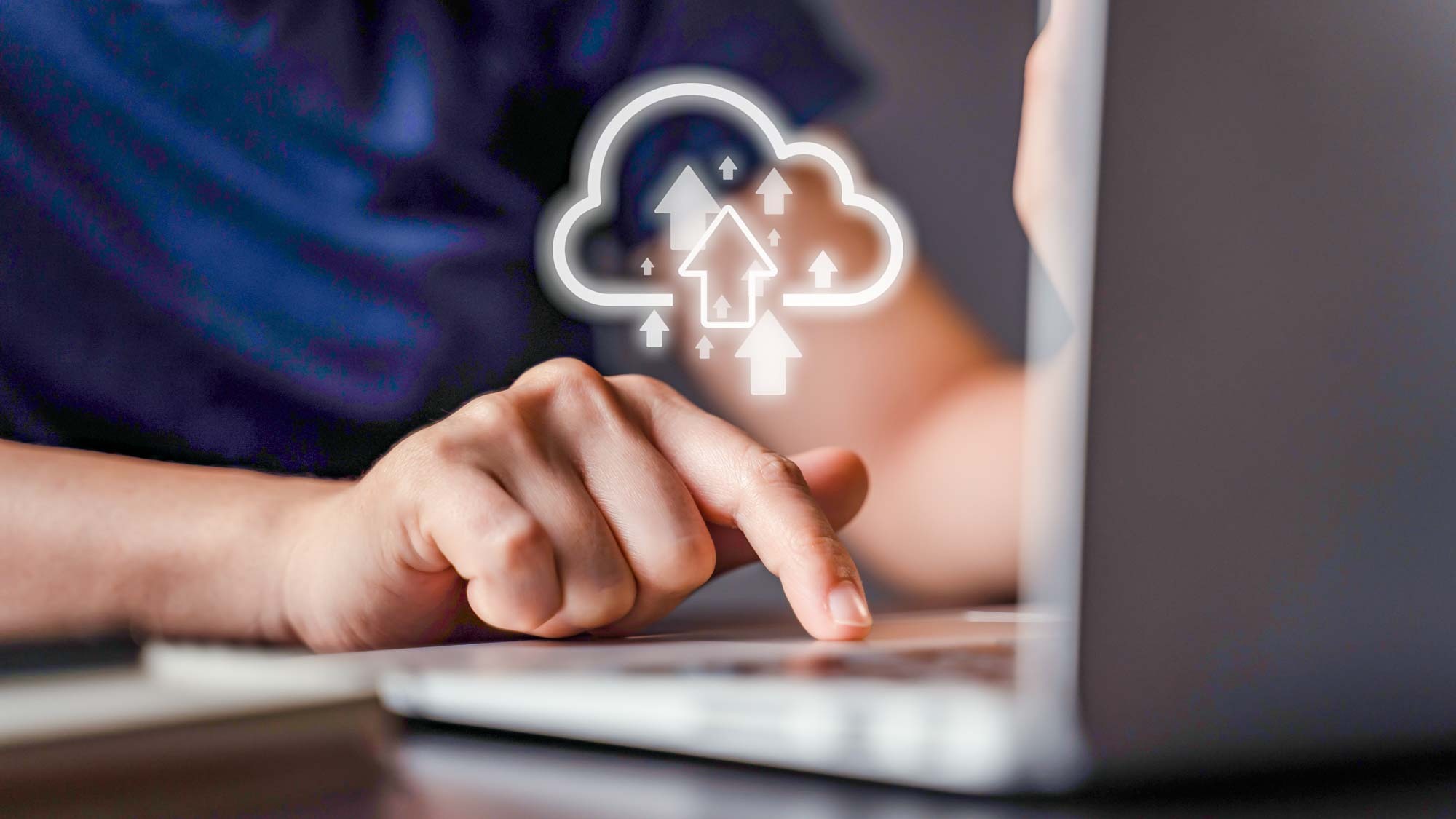 O maior mito sobre o armazenamento em nuvem é o da insegurança. Na realidade, os provedores de serviços em nuvem investem bilhões em segurança, algo que a maioria das empresas não conseguiria replicar em sua infraestrutura local.