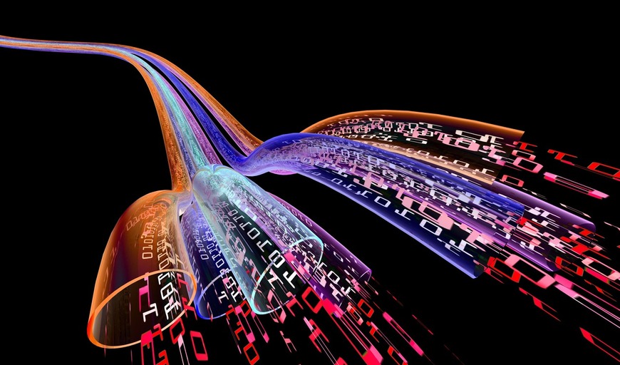 A Criptografia de ponta a ponta (ou End-to-End Encryption – E2EE) é um sistema de comunicação no qual apenas as partes que se comunicam (o remetente e o destinatário) podem ler as mensagens. No mundo corporativo, isso significa que dados, documentos ou comunicações internas estão blindados contra interceptações não autorizadas, até mesmo por quem fornece o serviço.