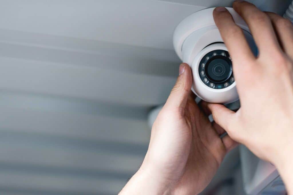 Olá, eu sou o Eduardo, especialista da IOT Conect. Se você está aqui, provavelmente já percebeu que depender apenas do Wi-Fi para manter a segurança do seu patrimônio é um risco que você não quer correr. Afinal, o que acontece quando o roteador trava ou a internet fixa cai justamente no momento de uma invasão? É aqui que entra o chip de dados para câmera de segurança, a solução definitiva para quem busca monitoramento ininterrupto e profissional.