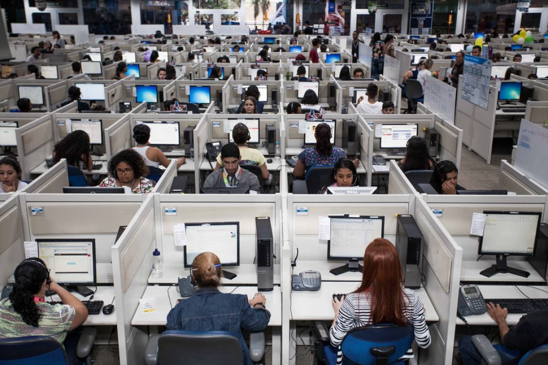 terceirizados e precarizados operadores de telemarketing se arriscam ao contagio em salas sem janelas destaque