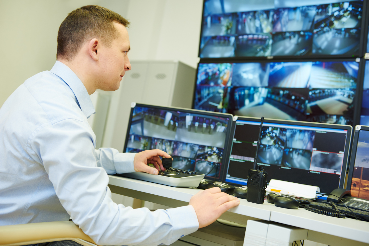 O Poder da Conexão M2M para Empresas de Rastreamento: O Segredo da Eficiência em Frotas 11 M2M é a comunicação direta e automática entre máquinas. No rastreamento, ele é vital porque permite o envio contínuo e em tempo real de dados de localização e telemetria de veículos e ativos para a plataforma de gestão, garantindo segurança e eficiência operacional sem a necessidade de intervenção humana.