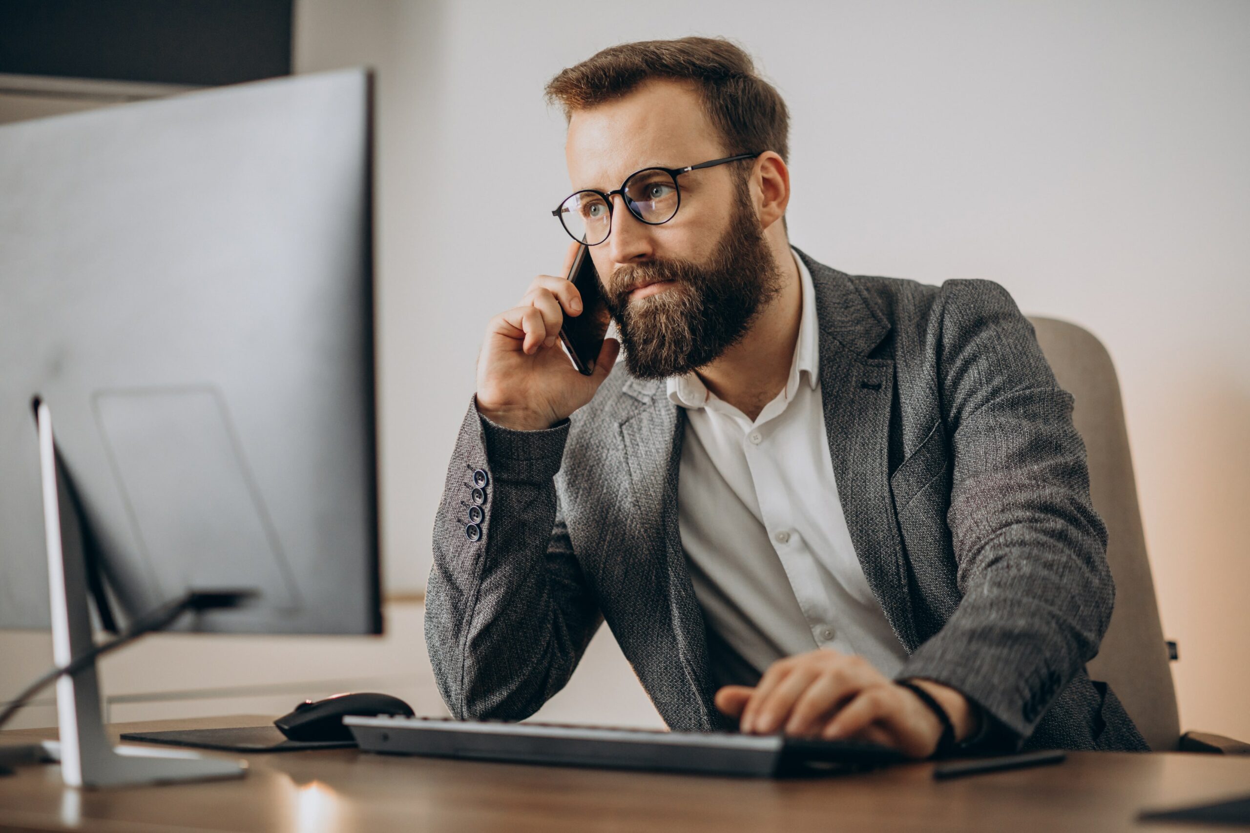 Olá, sou o Eduardo, especialista da IOT Conect. Hoje vou ajudar você a desatar o nó que é contratar telefonia corporativa no Brasil. Escolher o melhor chip de dados para empresas é uma decisão estratégica que vai muito além de comparar o preço da mensalidade.