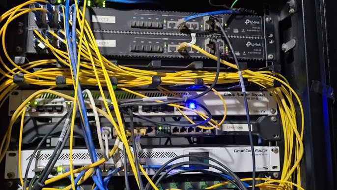 O Link Dedicado é uma conexão empresarial com garantia de banda (SLA), IP fixo e simetria (mesma velocidade de download e upload). É proibido revender banda larga comum (ADSL/Coaxial) devido aos termos de contrato das operadoras e à incapacidade técnica dessas conexões de suportar múltiplos usuários simultâneos. A IOT Conect oferece soluções de Link Dedicado específicas para revenda.
